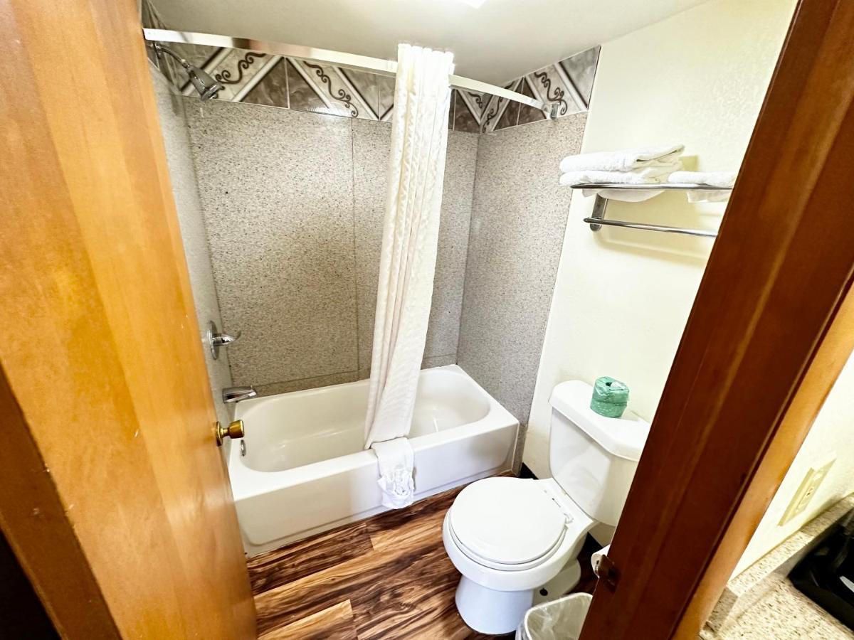 Regency Inn Iola Екстериор снимка