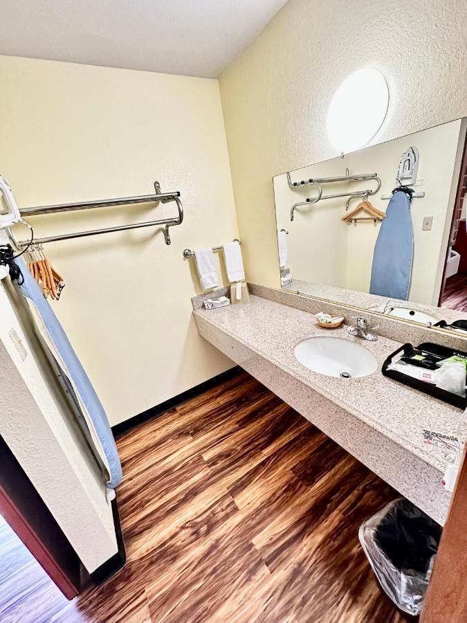 Regency Inn Iola Екстериор снимка