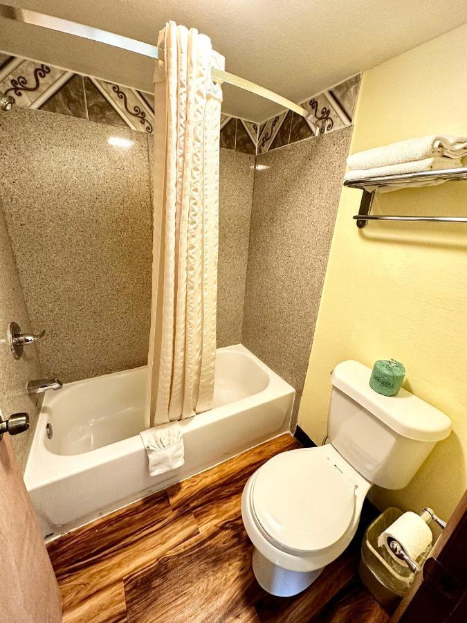 Regency Inn Iola Екстериор снимка