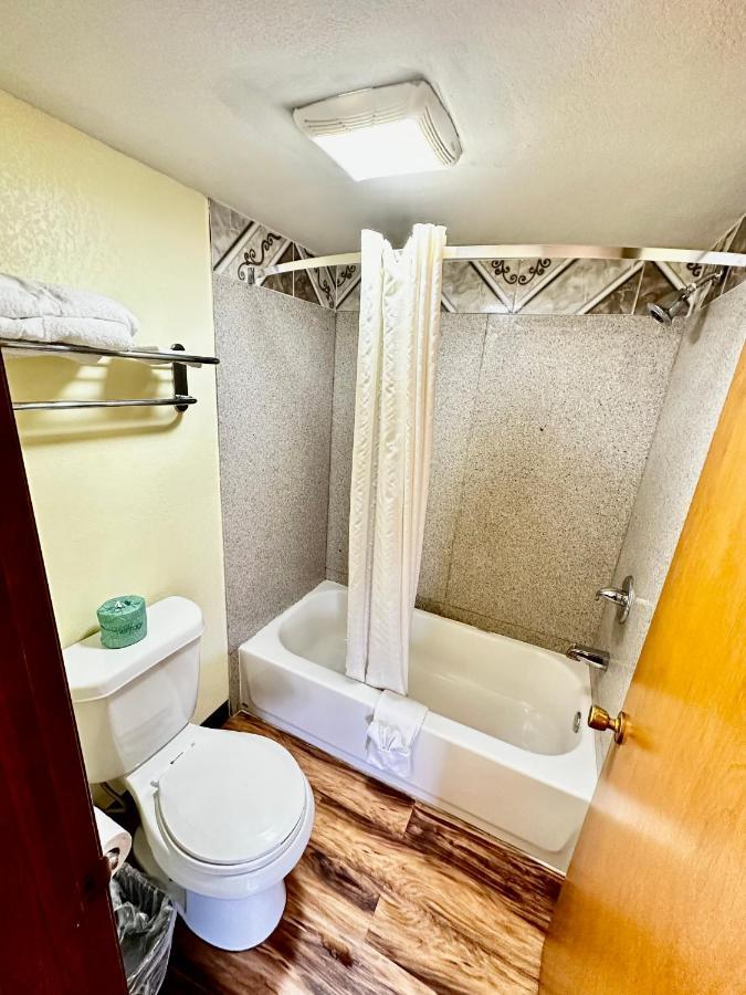 Regency Inn Iola Екстериор снимка