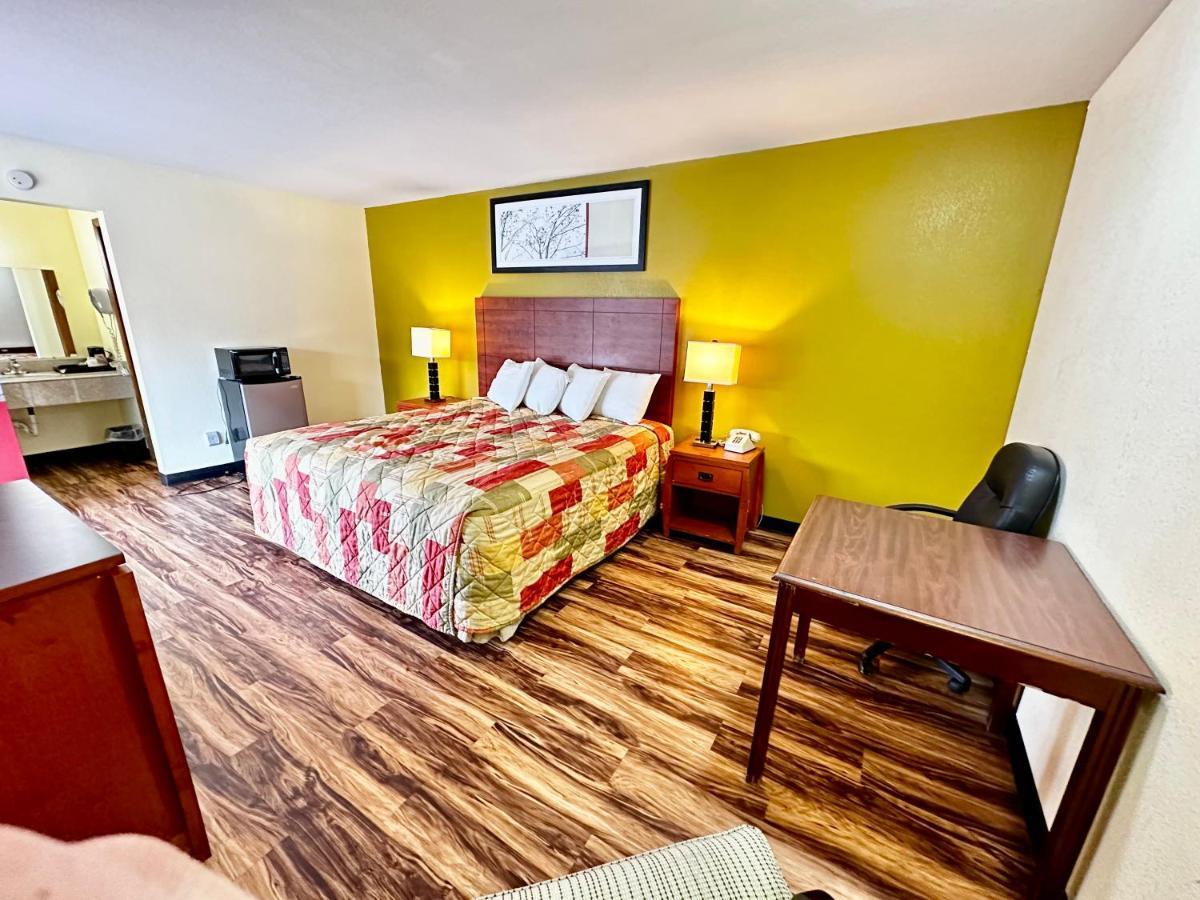 Regency Inn Iola Екстериор снимка