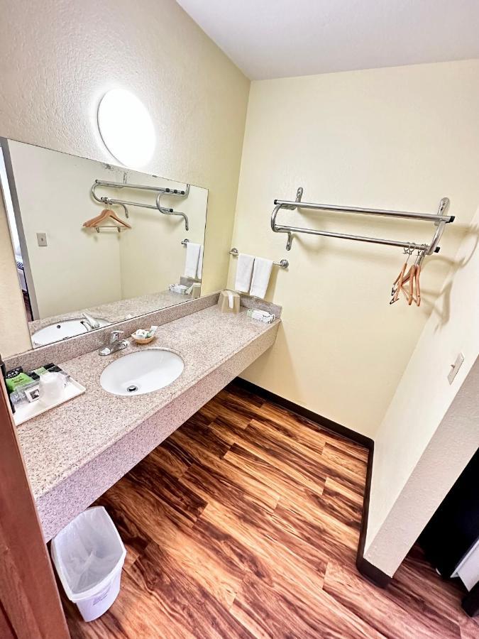 Regency Inn Iola Екстериор снимка