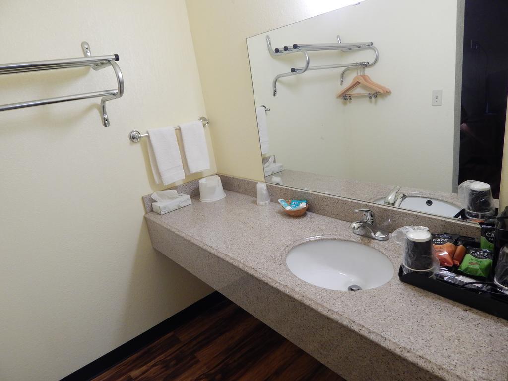 Regency Inn Iola Екстериор снимка