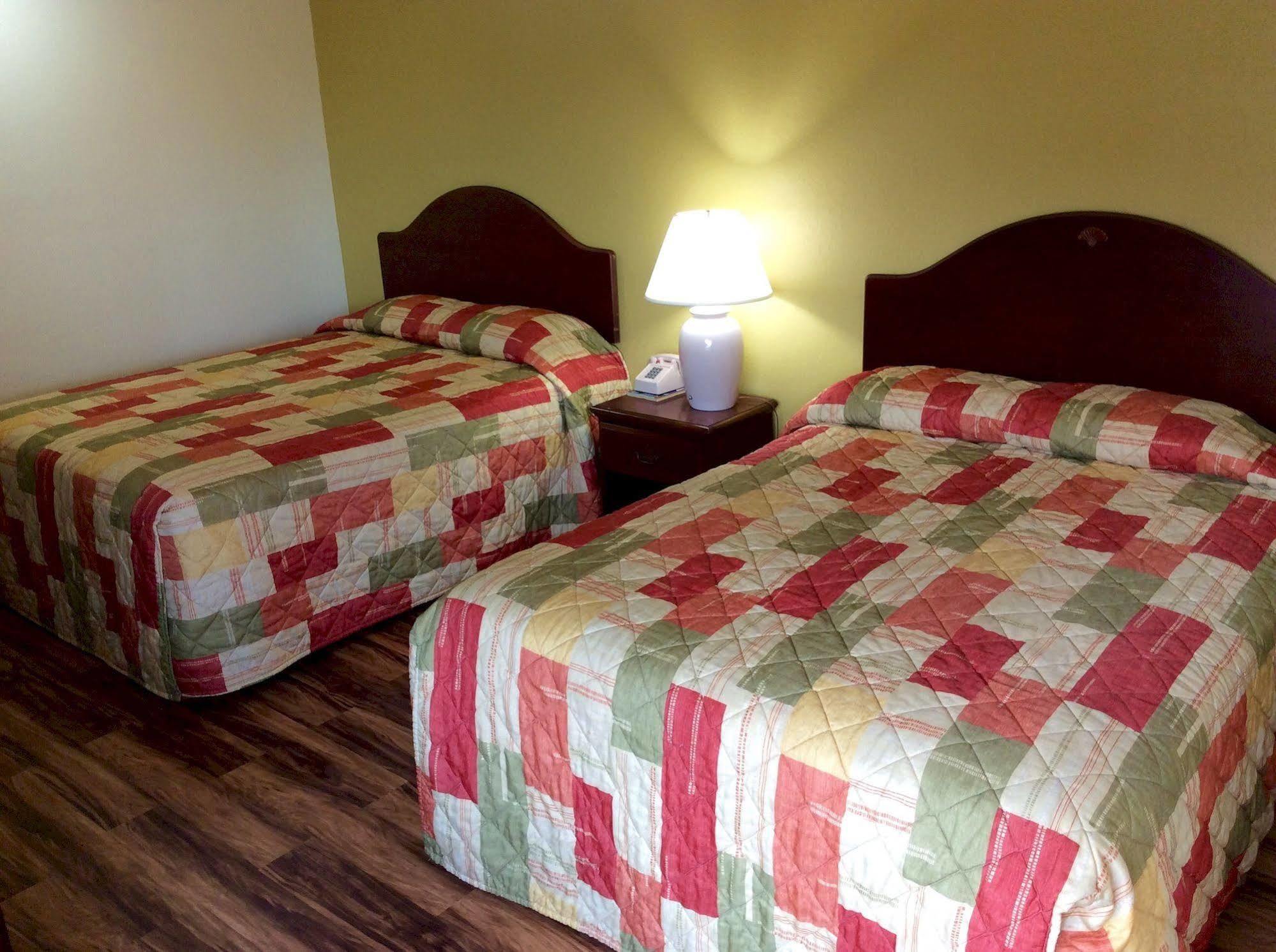 Regency Inn Iola Екстериор снимка